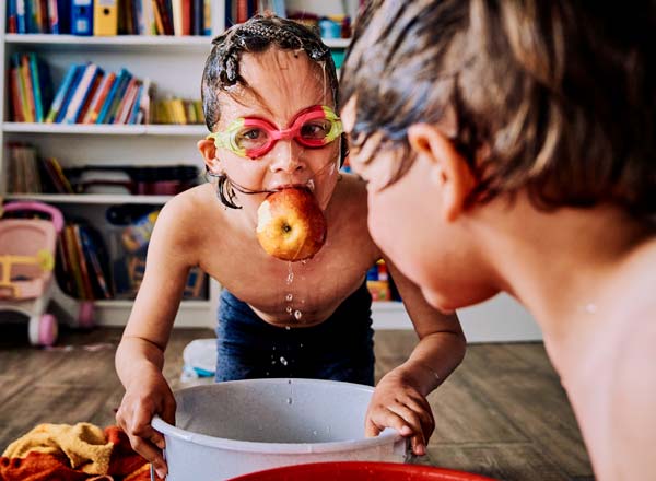 Britta Eiberger, Fotografin aus Bonn, Familienfotografie, Kind isst Apfel, Spaß, Familien-Shooting, Familienfotografie